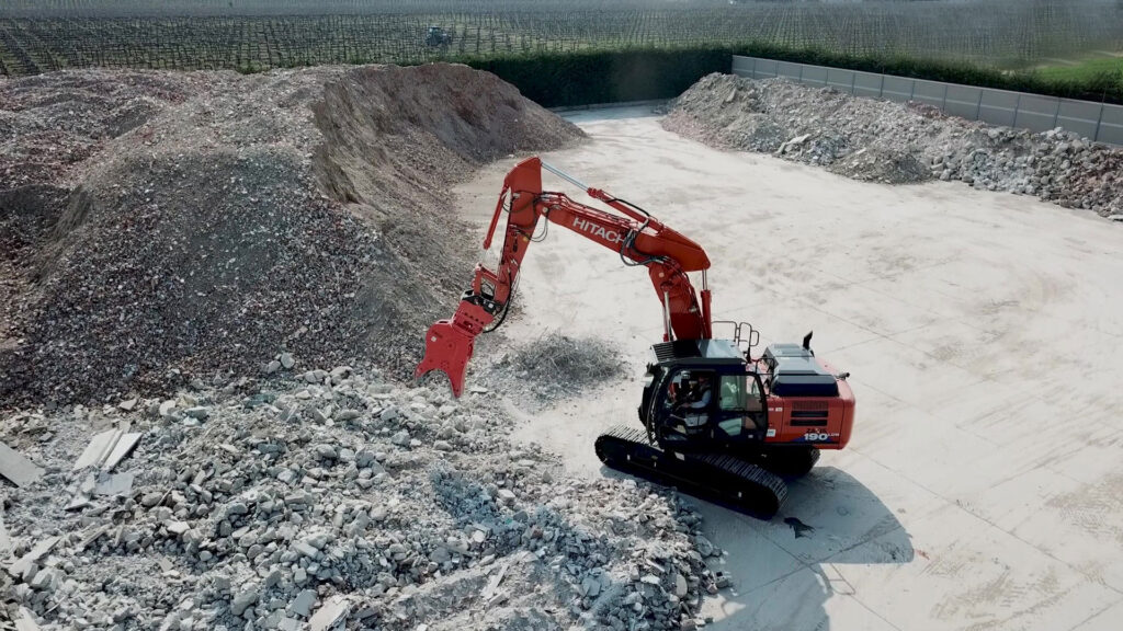 Escavatore hitachi con pinza frantumatrice